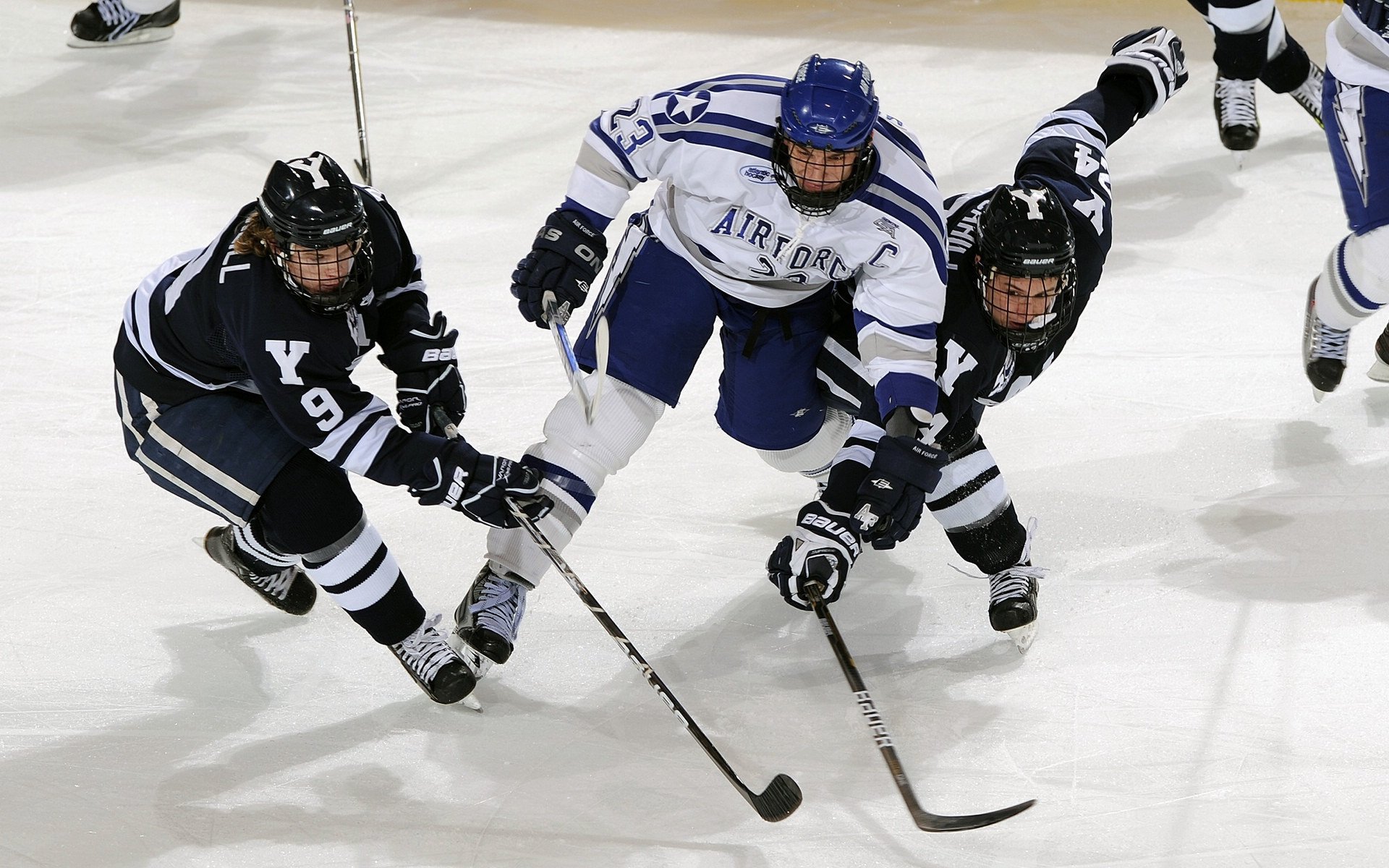 TheShy在老鹰比赛中险胜,出色防守引发热议!赢得满堂喝彩